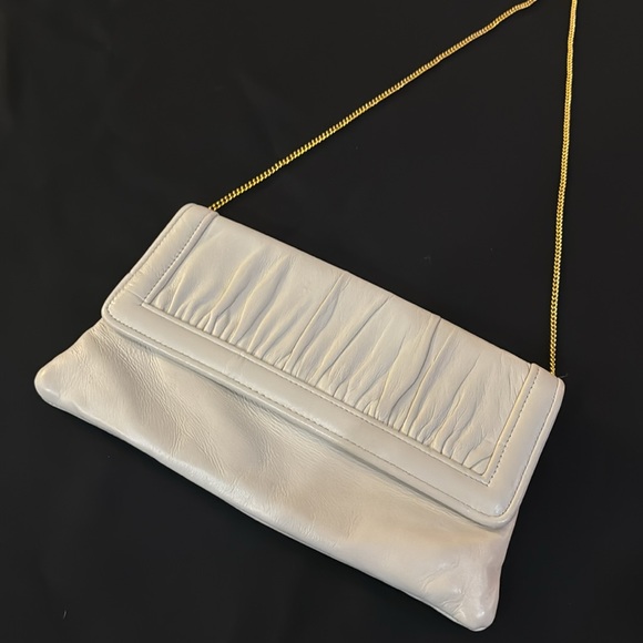 Vintage off white leather flap clutch with gold chain link strap - Picture 2 of 9
